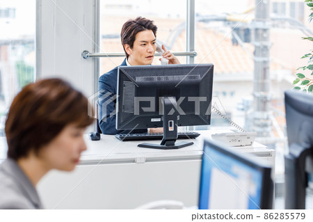 在辦公室使用個人電腦的商人 86285579