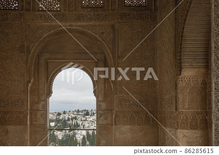Interior view of the Alhambra palace and its walls decorated with bas-reliefs. Grenade. Andalusia. Spain. 86285615
