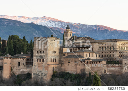 The Alhambra and the Sierra Nevada mountains. Grenade. Andalusia. Spain. 86285780