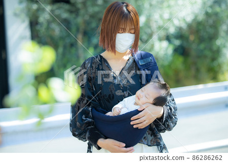 拿著嬰兒戶外面具的母親 86286262