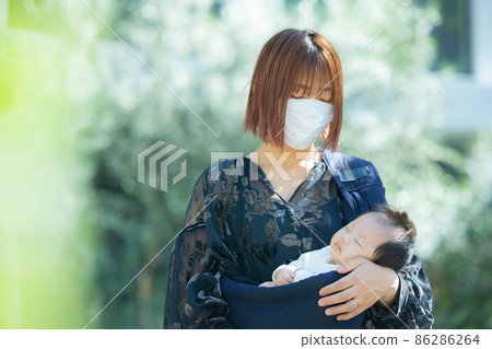 拿著嬰兒戶外面具的母親 86286264