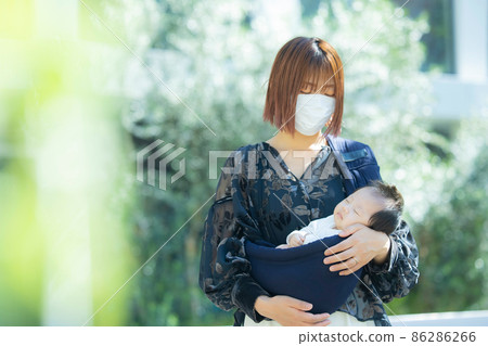 拿著嬰兒戶外面具的母親 拿著嬰兒戶外面具的母親 86286266