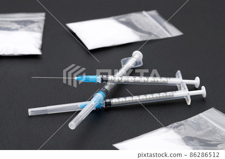 Syringe and drug 86286512