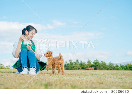 A woman who plays with a dog A woman who plays with a dog 86286680