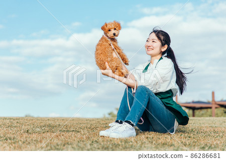 一個和狗一起玩的女人 一個和狗一起玩的女人 86286681