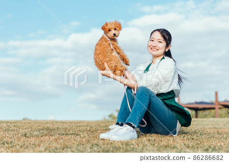 一個和狗一起玩的女人 一個和狗一起玩的女人 86286682