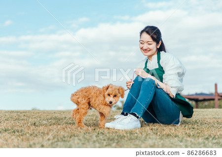 一個和狗一起玩的女人 一個和狗一起玩的女人 86286683