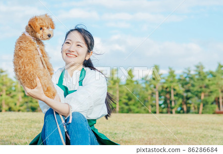 一個和狗一起玩的女人 一個和狗一起玩的女人 86286684