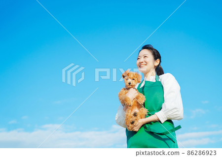 一個和狗一起玩的女人 一個和狗一起玩的女人 86286923