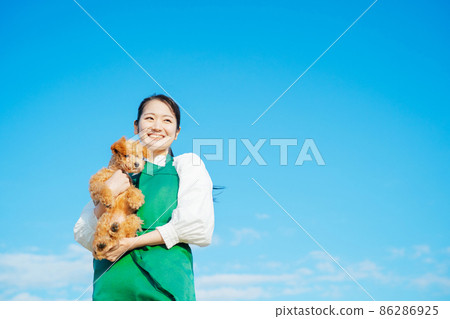 一個和狗一起玩的女人 一個和狗一起玩的女人 86286925