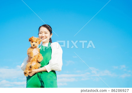 Female playing with her dog (looking at the camera) 86286927