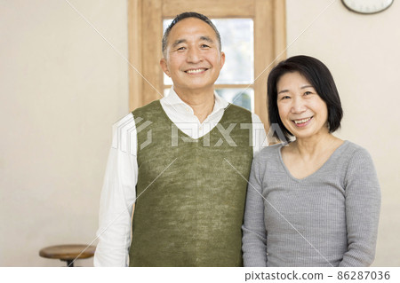 老年夫婦排成一列 86287036