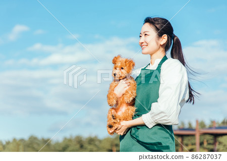 一個和狗一起玩的女人 86287037