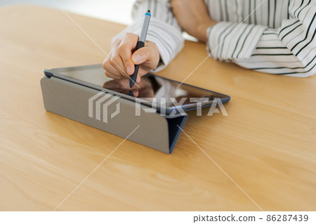 LCD tablet operation at hand 86287439