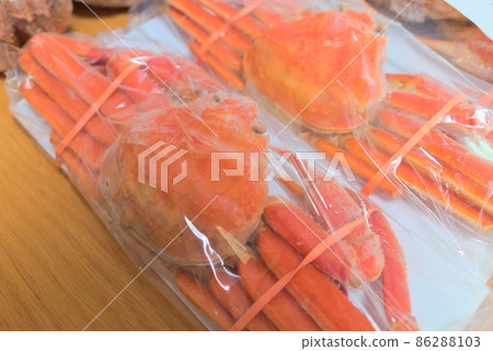 保鮮膜包裹的冷凍帝王蟹 86288103