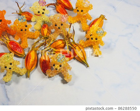 梔子堅果和手工珠子泰迪熊上色黃色 梔子堅果和手工珠子泰迪熊上色黃色 86288550