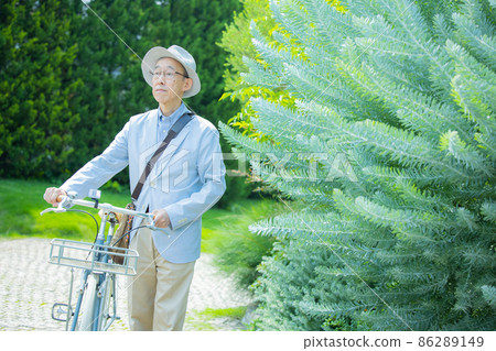 Senior man going out by bicycle 86289149