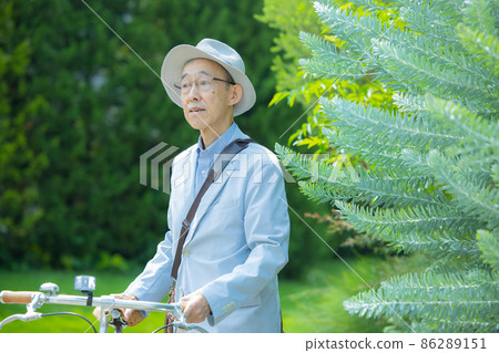 Senior man going out by bicycle Senior man going out by bicycle 86289151