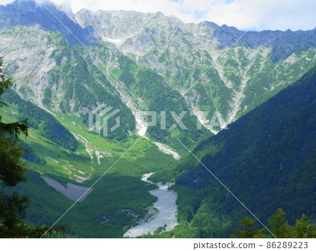 Clear and beautiful Kamikochi mountains 86289223