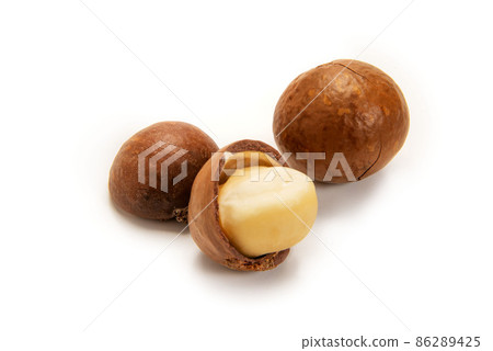 Macadamia nuts with broken shells Macadamia nuts with broken shells 86289425