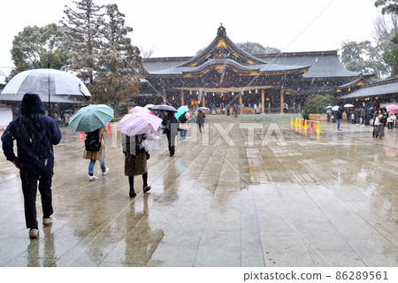 雪中祭祀寒川神社的人 86289561