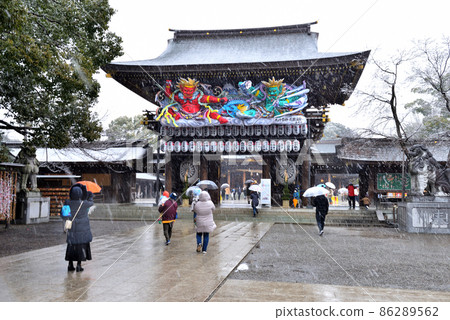 雪中祭祀寒川神社的人 86289562