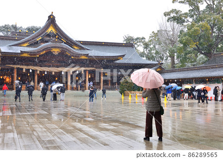 雪中祭祀寒川神社的人 86289565