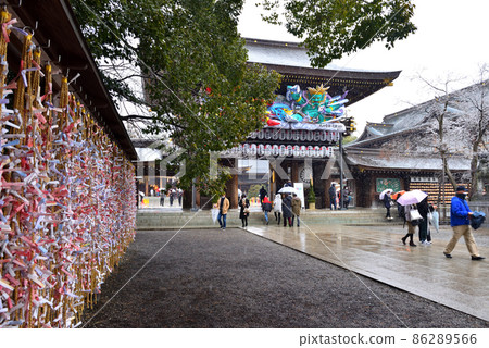 雪中祭祀寒川神社的人 86289566