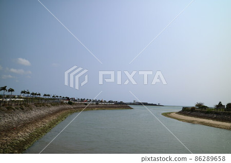 藍天白雲的河景 一望無際的海邊 藍天白雲的河景 一望無際的海邊 86289658