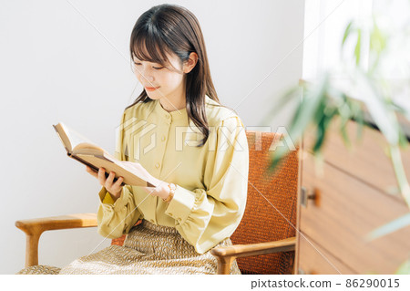 woman reading 86290015