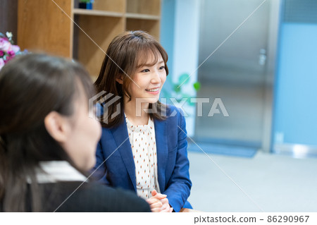 女性互相交談的場景商業場景 女性互相交談的場景商業場景 86290967