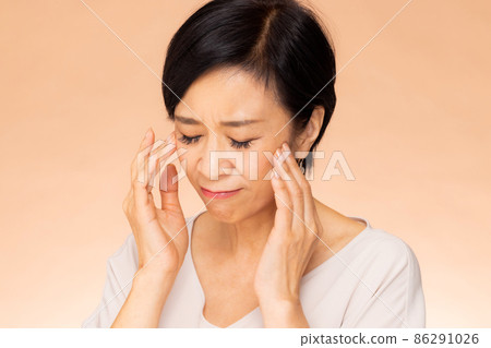 Senior female skin trouble Senior female skin trouble 86291026