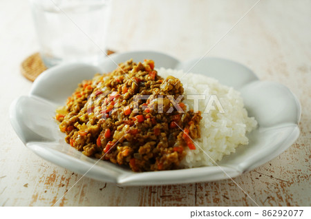 Keema curry with onions and minced meat 86292077