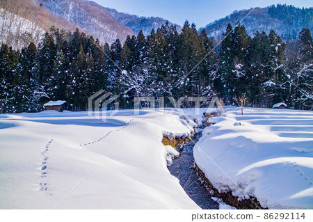 日本世界遺產白川鄉冬季的原始風景 86292114