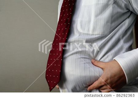 日本人捏著腹部脂肪 86292363