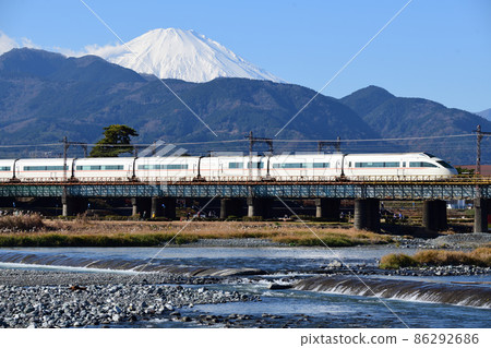 小田急浪漫汽車 50000 VSE 穿越以富士山為背景的佐川河大橋 86292686