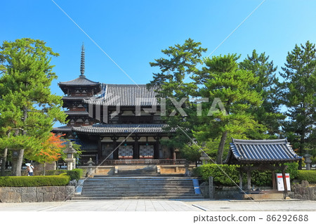 [奈良縣]晴空下的五龍寺的五層寶塔和中門 86292688