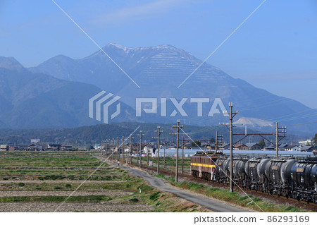 以藤原山為背景的桑吉鐵路貨運列車 以藤原山為背景的桑吉鐵路貨運列車 86293169