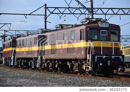 Sangi鐵路電力機車在Hobo機車車輛病房等候 86293173