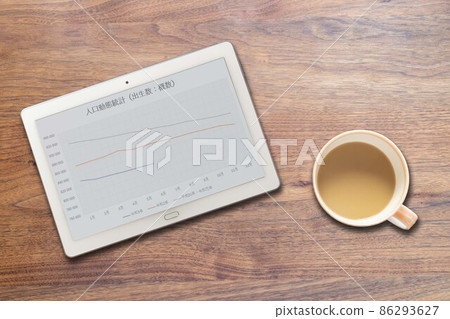 生命統計數據：帶有出生圖的平板電腦和咖啡杯 86293627