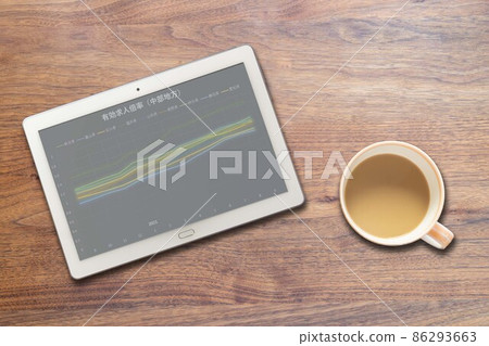 Tablets and coffee cups that show the ratio of job offers to applicants in the Chubu region 86293663