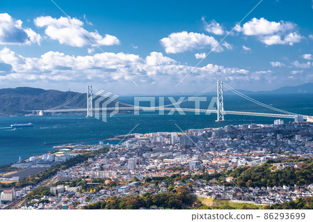 《兵庫縣》明石海峽大橋和海邊的街景 86293699