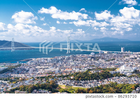 《Hyogo Prefecture》 Akashi Kaikyo Bridge and the cityscape along the sea 86293710