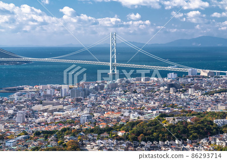 《兵庫縣》明石海峽大橋和海邊的街景 《兵庫縣》明石海峽大橋和海邊的街景 86293714