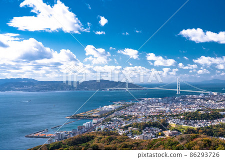 《Hyogo Prefecture》 Akashi Kaikyo Bridge and the cityscape along the sea 86293726