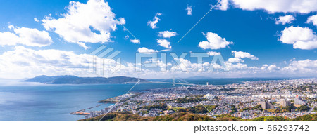 《兵庫縣》明石海峽大橋和海邊的街景 《兵庫縣》明石海峽大橋和海邊的街景 86293742