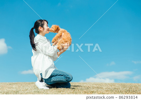 女性和她的狗玩耍(親吻) 女性和她的狗玩耍(親吻) 86293814