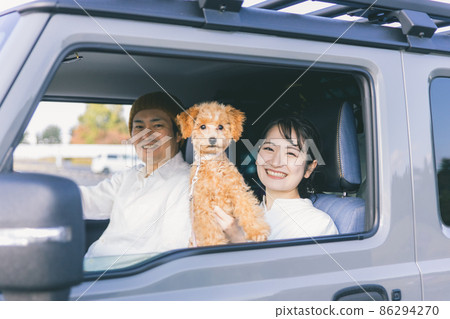 開車出門的狗和男女（車內） 86294270