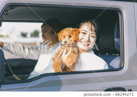 開車出門的狗和男女（車內） 86294271