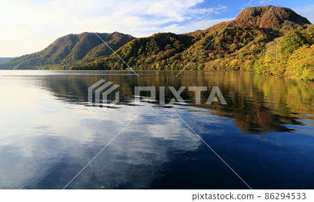 Lake Towada, a tourist destination for autumn leaves 86294533